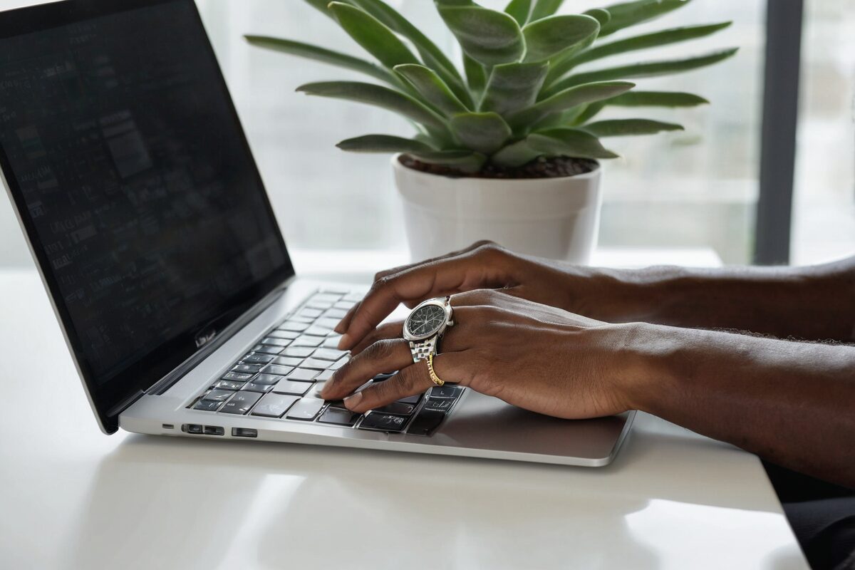 Utilisateur effectuant un paiement sécurisé en ligne sur laptop
